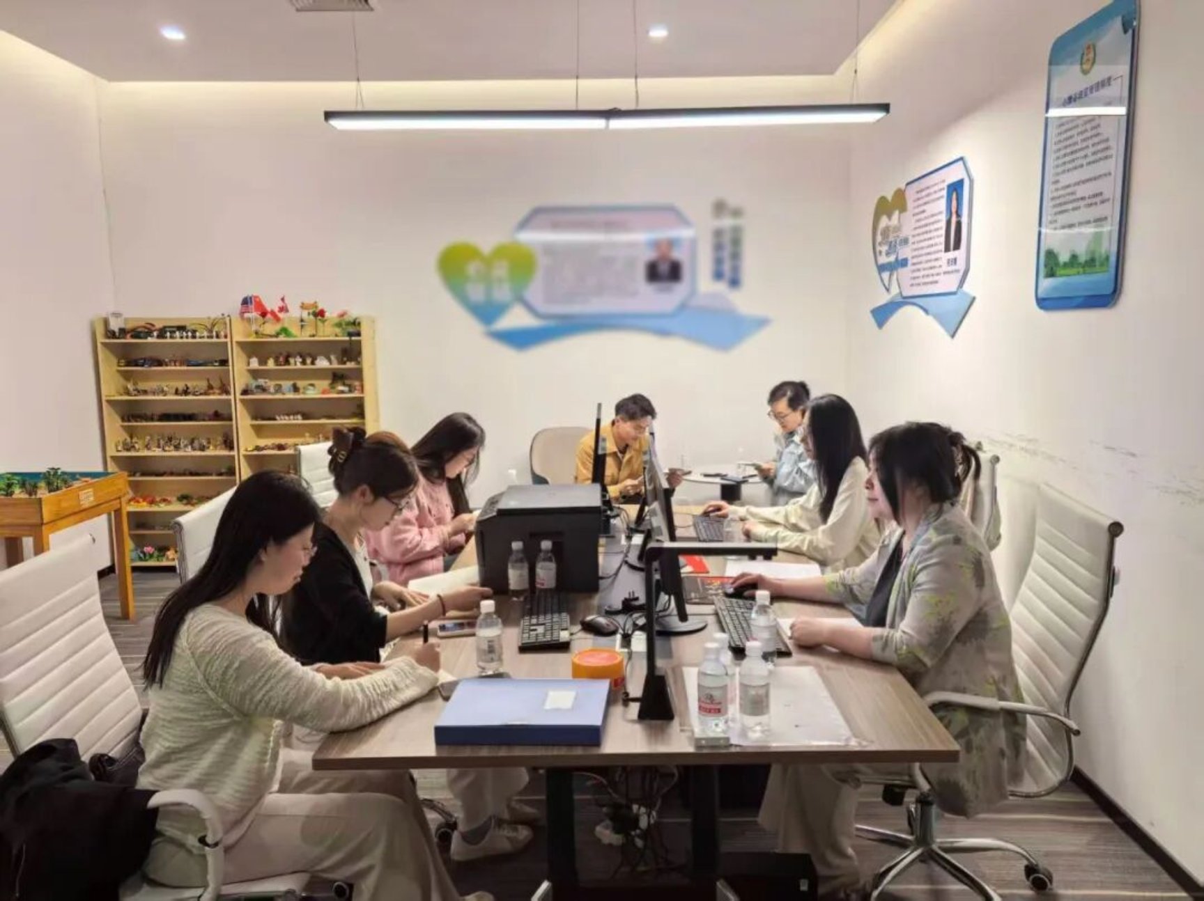 校地携手，从“心”启航 我校教师团队受邀走进市综治中心开展教育咨询服务